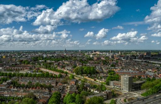 Luchtfoto van de skyline van Groningen, Nederland. Er is een mix van groene ruimtes tussen woningen en appartementenblokken.