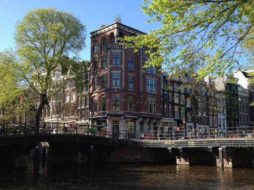 Huis en brug in Amsterdam.