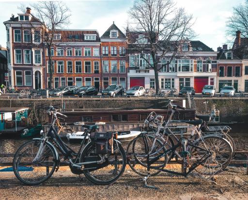 Een uitzicht op Haarlem, genomen vanaf een kanaal. Traditionele Nederlandse gebouwen staan langs het water.